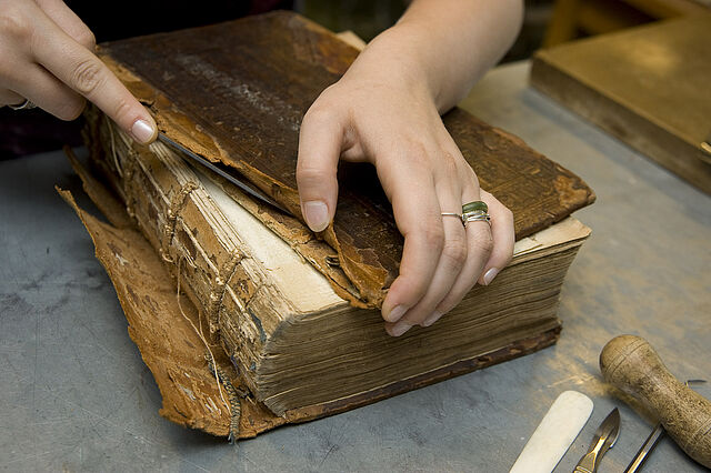 Le livre dans tous ses états : l’atelier de reliure et de restauration