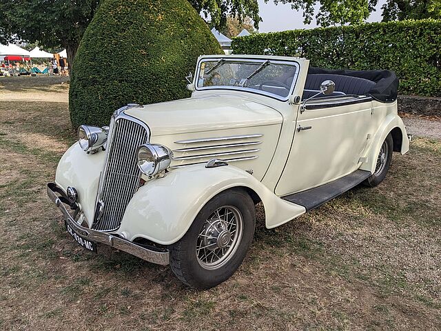 Exposition de véhicules RENAULT anciens