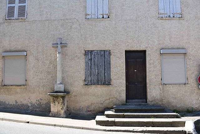 Exposition : sept croix de pierre à Cailloux