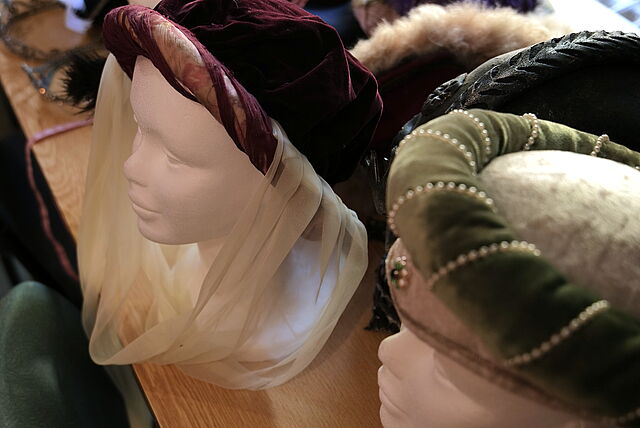 Découvrez la costumerie associative de la MJC de Sainte-Foy-lès-Lyon