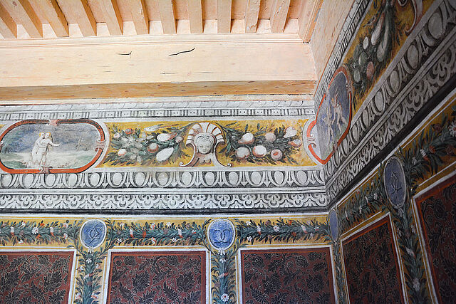 Visite guidée des peintures murales du Château Jeanne De Merle